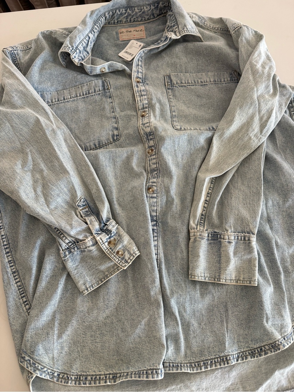 We The Free Freddie Light Wash Denim Button-Front Shirt sz M - Picture 8 of 9